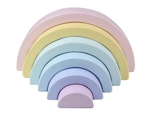Siete apilador de madera Toy Jengle Arched del arco iris del color 13.5cm