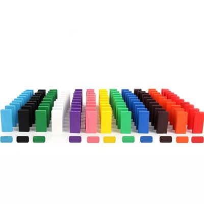 El arco iris coloreó los dominós para derribar a profesor Puzzle Domino Rally