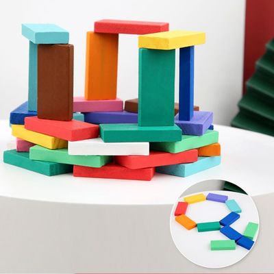 El arco iris coloreó los dominós para derribar a profesor Puzzle Domino Rally