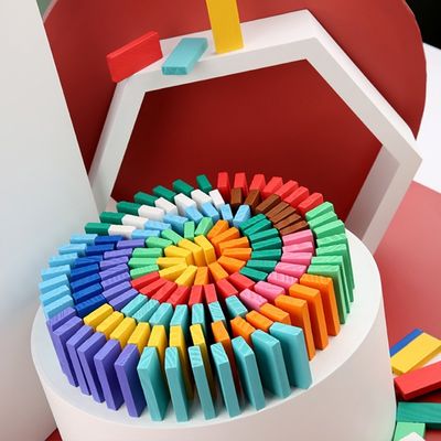 El arco iris coloreó los dominós para derribar a profesor Puzzle Domino Rally