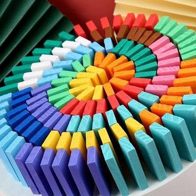 El arco iris coloreó los dominós para derribar a profesor Puzzle Domino Rally