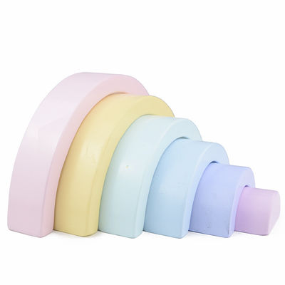 los juguetes de madera de los bloques de los 4.5cm arquearon apilando bloques del arco iris