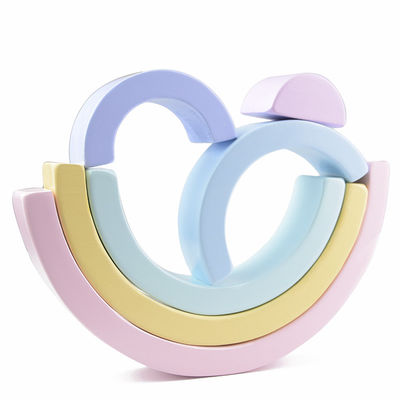 los juguetes de madera de los bloques de los 4.5cm arquearon apilando bloques del arco iris