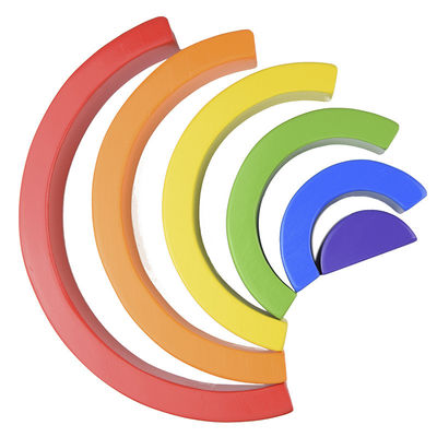 los juguetes de madera de los bloques de los 4.5cm arquearon apilando bloques del arco iris