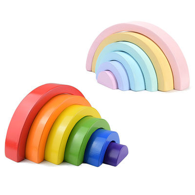 los juguetes de madera de los bloques de los 4.5cm arquearon apilando bloques del arco iris