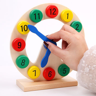El bebé de madera de Montessori del número colorido juega la aclaración educativa