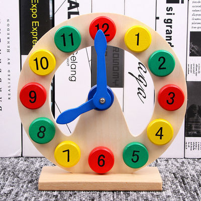 El bebé de madera de Montessori del número colorido juega la aclaración educativa
