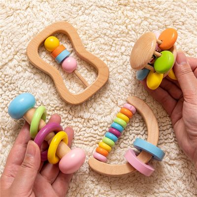 Grado de madera el echar los dientes Toy Wooden Rattle Teether Food de Soother el 11.6cm del traqueteo