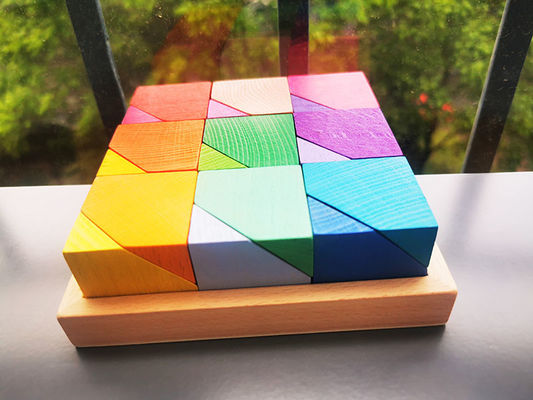 piedra de madera del rompecabezas de madera de la flor del arco iris de 2300g los 4cm que apila el juego