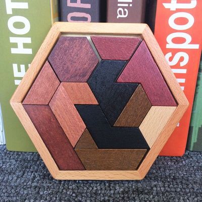 Rompecabezas de madera hexagonales de Montessori de los niños