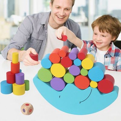 Juego de madera de la balanza de la luna de Montessori para el aprendizaje temprano