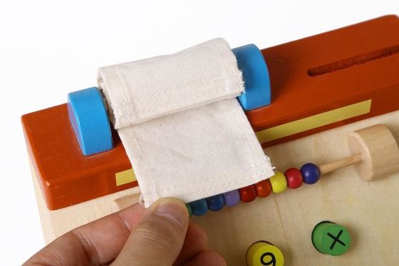 La caja registradora de madera de la simulación de los niños finge los juguetes del juego