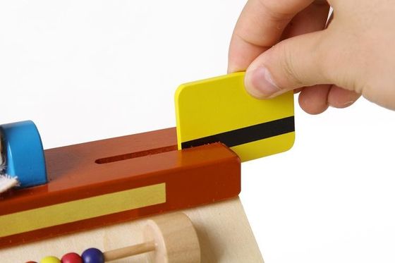 La caja registradora de madera de la simulación de los niños finge los juguetes del juego