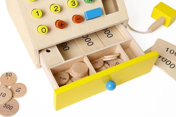La caja registradora de madera de la simulación de los niños finge los juguetes del juego
