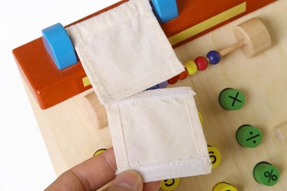 La caja registradora de madera de la simulación de los niños finge los juguetes del juego