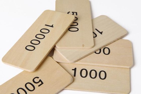 La caja registradora de madera de la simulación de los niños finge los juguetes del juego