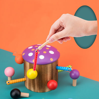 Captura de madera el juego del gusano para el entrenamiento de la coordinación del ojo de la mano de los niños
