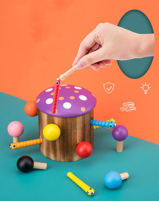 Captura de madera el juego del gusano para el entrenamiento de la coordinación del ojo de la mano de los niños