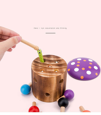 Captura de madera el juego del gusano para el entrenamiento de la coordinación del ojo de la mano de los niños
