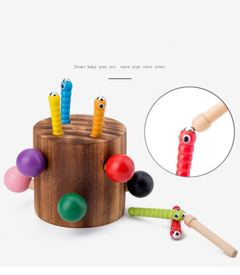 Captura de madera el juego del gusano para el entrenamiento de la coordinación del ojo de la mano de los niños