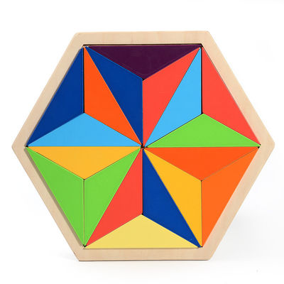 Bloques de madera del rompecabezas del arco iris del desarrollo en la primera infancia