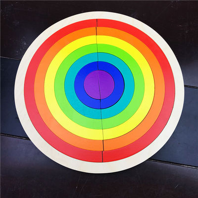 Bloques de madera del rompecabezas del arco iris del desarrollo en la primera infancia