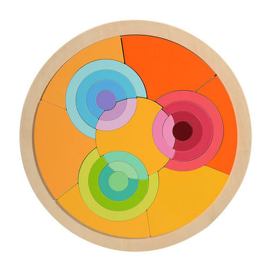 Bloques de madera del rompecabezas del arco iris del desarrollo en la primera infancia