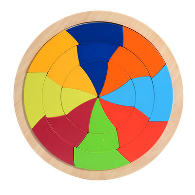 Bloques de madera del rompecabezas del arco iris del desarrollo en la primera infancia