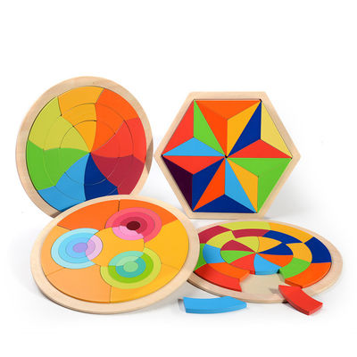 Bloques de madera del rompecabezas del arco iris del desarrollo en la primera infancia