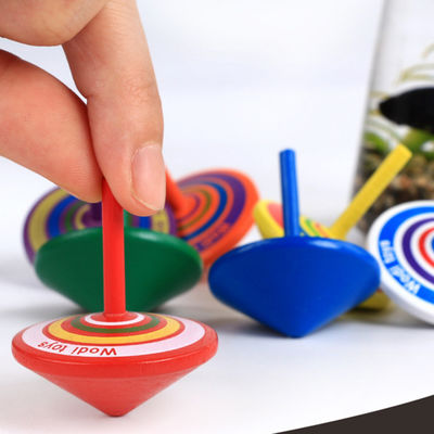 Girocompás de madera Toy Wheel For Stress Relieving del arco iris de los niños