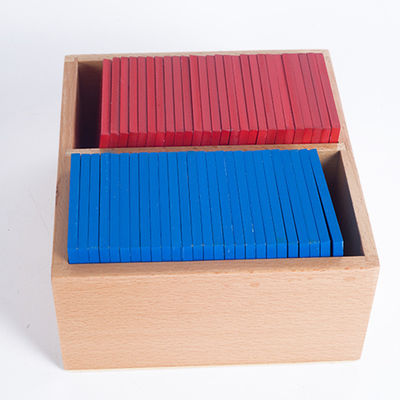Bebé que aprende a tableros de trazado del alfabeto de madera de Montessori