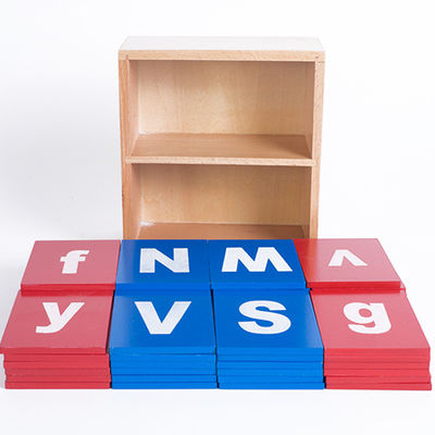 Bebé que aprende a tableros de trazado del alfabeto de madera de Montessori