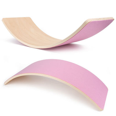 Los niños curvaron el tablero de madera de la balanza para el entrenamiento sensorial