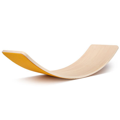 Los niños curvaron el tablero de madera de la balanza para el entrenamiento sensorial