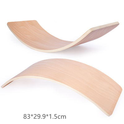 Los niños curvaron el tablero de madera de la balanza para el entrenamiento sensorial