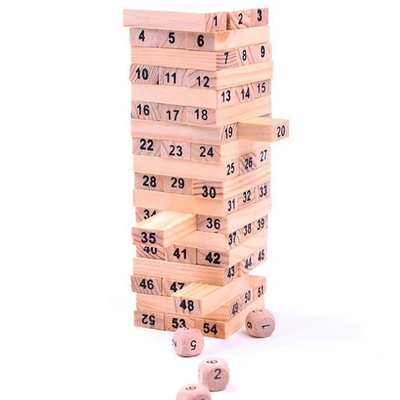 La torre que cae de madera apilada de 54 de los pedazos niños de Digitaces marrón clara