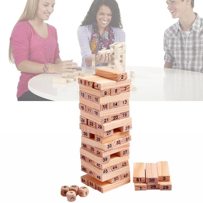 La torre que cae de madera apilada de 54 de los pedazos niños de Digitaces marrón clara