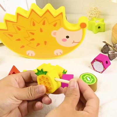 La fruta animal de amontonamiento de madera del erizo de la historieta de los juguetes de la unidad de creación de la balanza bloquea los juguetes de Montessori de los juegos de la balanza