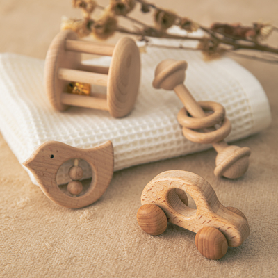 4 PC/bebés del sistema juegan el regalo recién nacido musical de Teether del traqueteo de madera natural
