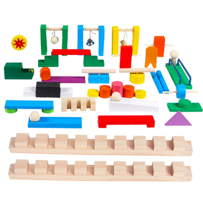 Accesorios coloreados de madera del dominó para los niños