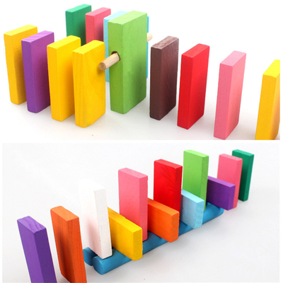Accesorios coloreados de madera del dominó para los niños