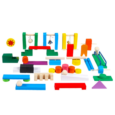 Accesorios coloreados de madera del dominó para los niños