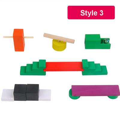 Accesorios coloreados de madera del dominó para los niños