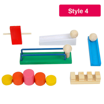 Accesorios coloreados de madera del dominó para los niños