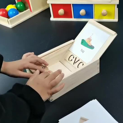 La lectura de madera de Montessori bloquea el aprendizaje de giro giratorio del alfabeto de la letra