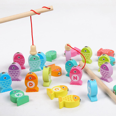 Pescando los juguetes alfanuméricos de madera del juego para los niños Montessori temprano educativo