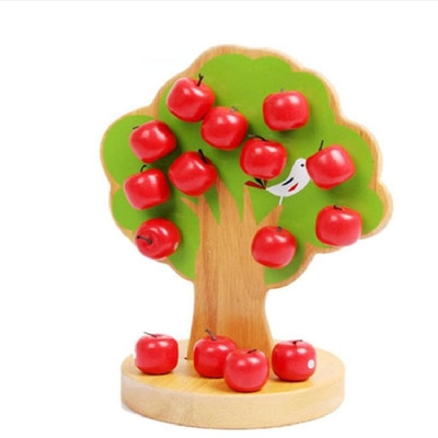 Los juguetes de madera del bebé de Montessori del manzano para los niños escogen la fruta educativa