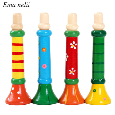 El instrumento musical del bebé del silbido de madera caliente del cuerno juega a los niños coloridos