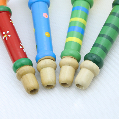 El instrumento musical del bebé del silbido de madera caliente del cuerno juega a los niños coloridos