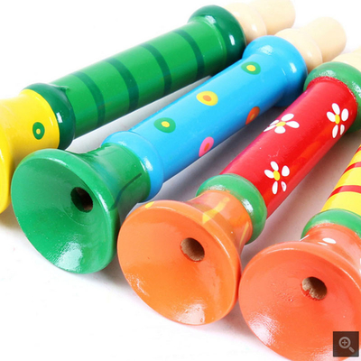 El instrumento musical del bebé del silbido de madera caliente del cuerno juega a los niños coloridos